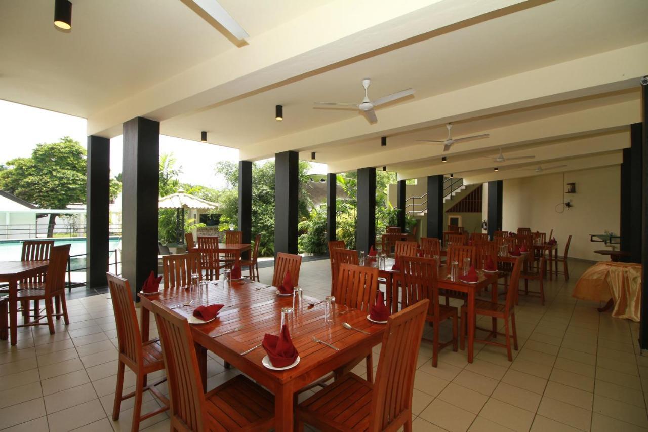 Garden Beach Hotel Калутара Екстер'єр фото